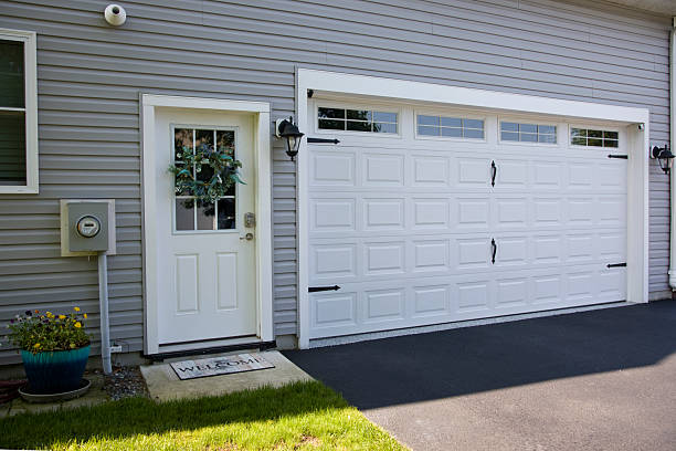 24/7 Emergency Garage Door Panel Replacement experts in London, CA